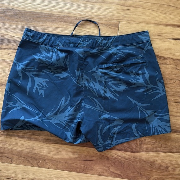 The North Face Floral Shorts Quick Dry Lightweight Beach Vacation Size 14 - Picture 4 of 4